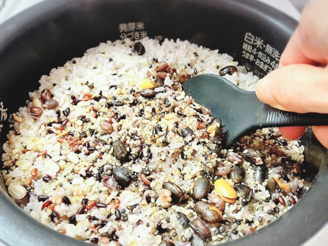 炊飯器の中の雑穀米