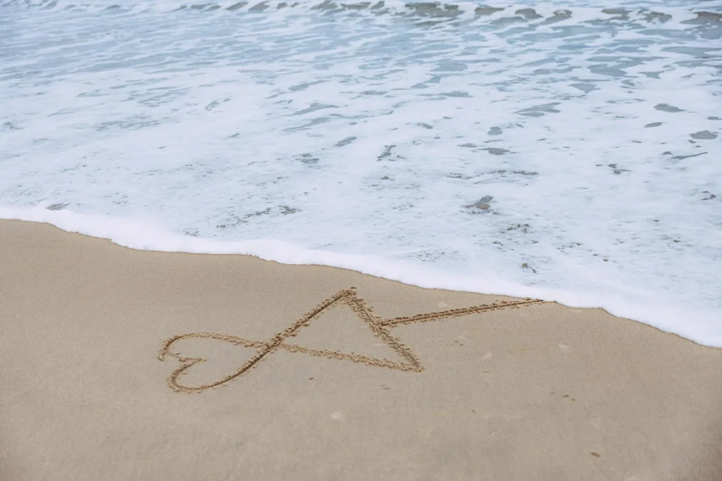 砂浜に描かれた相合い傘